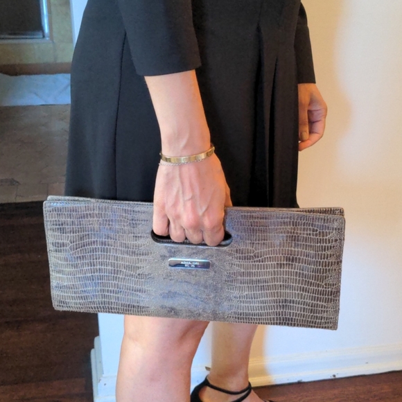 Michael Kors clutch with removable strap - Picture 3 of 12